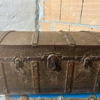 Baule Antico in Ferro Battuto e Legno - Intarsiato