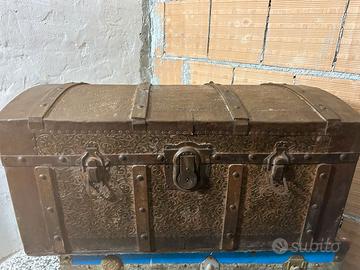 Baule Antico in Ferro Battuto e Legno - Intarsiato