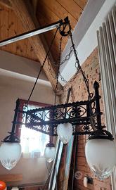 Antico lampadario in ferro battuto 