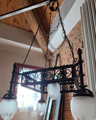 Antico lampadario in ferro battuto 