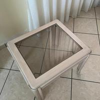 Set 2 tavolini in legno chiaro con piano in vetro.