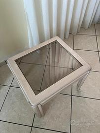 Set 2 tavolini in legno chiaro con piano in vetro.