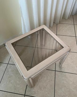 Set 2 tavolini in legno chiaro con piano in vetro.