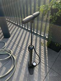 Pompa da pavimento per bici con manometro