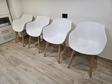 Sedie bianche con piedi in legno