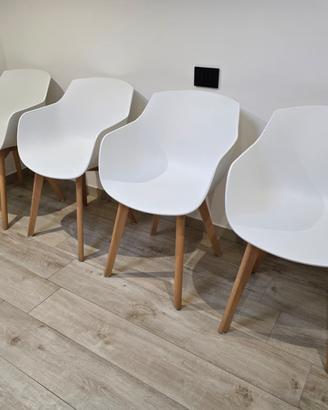 Sedie bianche con piedi in legno