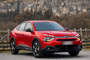 SUV Coupé Rosso: prezzo e consumi di un'utilitaria