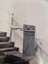 Montascale con pedana elelift al