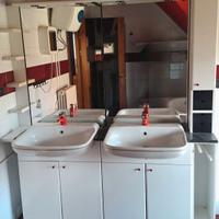 Mobile bianco con doppio lavabo