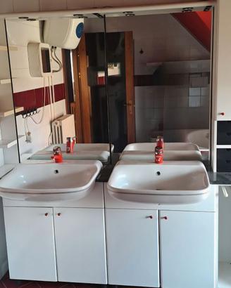 Mobile bianco con doppio lavabo