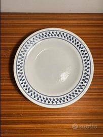 Set Piatti con Bordura a Rosette