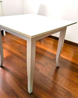 Elegante tavolo bianco in legno con 4 sedie