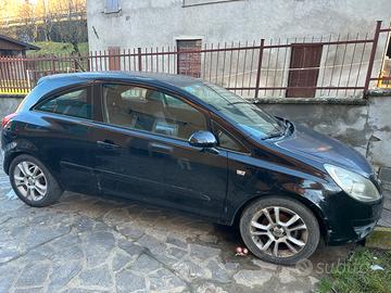 Opel Corsa a pezzi, motore rotto