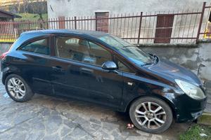 Opel Corsa a pezzi, motore rotto