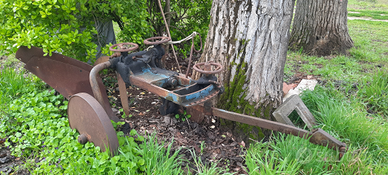 Aratro monovomero traino con ruote