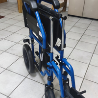 Carrozzina a spinta e deambulatore