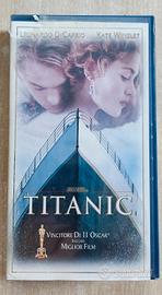 2408310908 VHS Titanic 