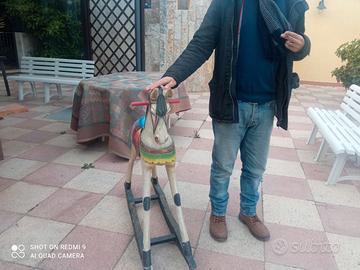 Cavallo a dondolo in legno