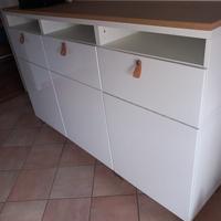 Mobile bianco moderno con piano in legno 