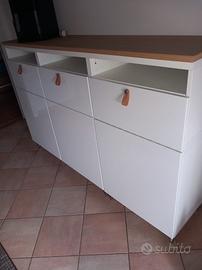 Mobile bianco moderno con piano in legno 