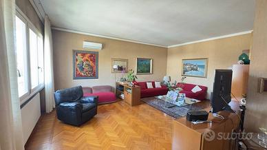 Appartamento di 254 m² con più di 5 locali e box a