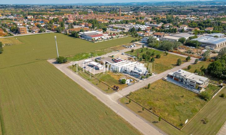 TERRENO COMMERCIALE A DUE PASSI DA MEDICINA