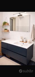 Mobile bagno moderno sospeso con lavabo e specchio