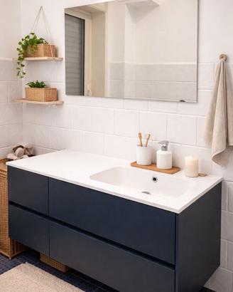 Mobile bagno moderno sospeso con lavabo e specchio