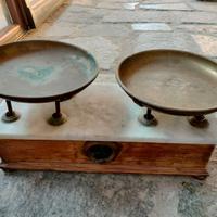 Bilancia antica con due piatti e con pesi