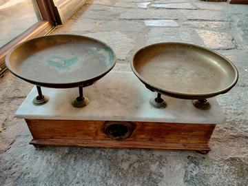 Bilancia antica con due piatti e con pesi