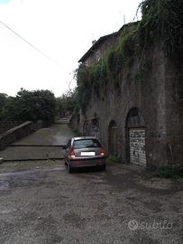 Comodo locale a piano terra