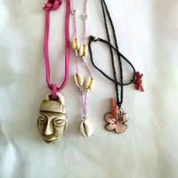 Set di tre collane e un bracciale reali