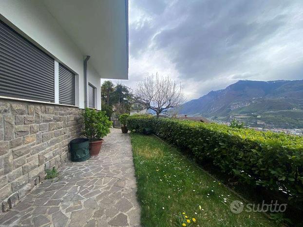 APPARTAMENTO CON GIARDINO IN VILLA
