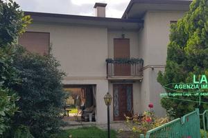 Villa di 294 m² con più di 5 locali e box auto dop