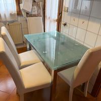 Tavolo da pranzo in vetro e 4 sedie