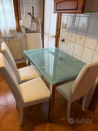 Tavolo da pranzo in vetro e 4 sedie