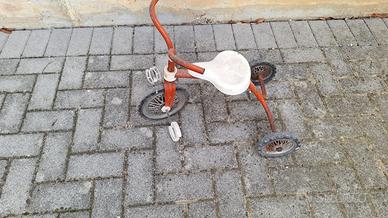 Triciclo vintage d'epoca in metallo