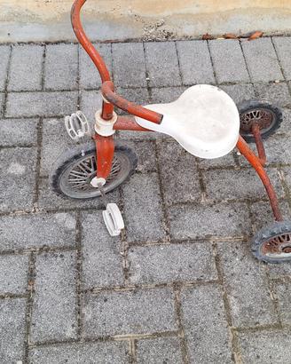 Triciclo vintage d'epoca in metallo