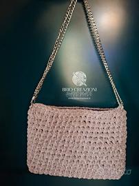 Pochette lilla glitter fatta all'uncinetto 