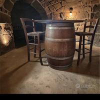 Tavolo rustico in botte di vino con sedie in legno