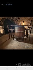 Tavolo rustico in botte di vino con sedie in legno