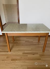 Tavolo effetto marmo allungabile