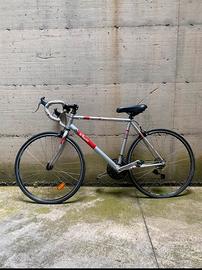 Bici da corsa da bambino con maece sul telaio btwi