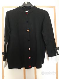 Golfino nero, bottoni colorati, polsini bianchi