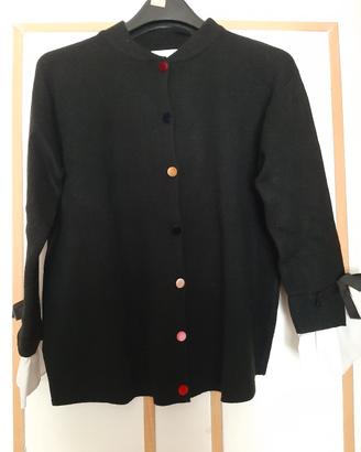 Golfino nero, bottoni colorati, polsini bianchi