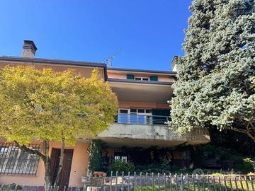 Villa di 310 m² con più di 5 locali e box auto dop