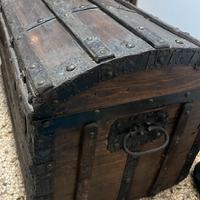 raro baule antico a schiena d'asino