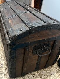 raro baule antico a schiena d'asino