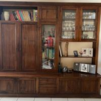 Credenza in legno con vetrinette