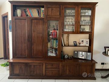 Credenza in legno con vetrinette